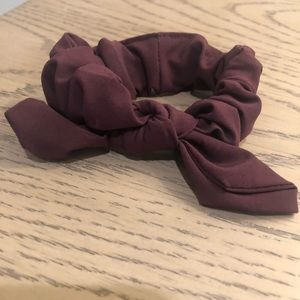Uplifting bow scrunchie. Color: cassis